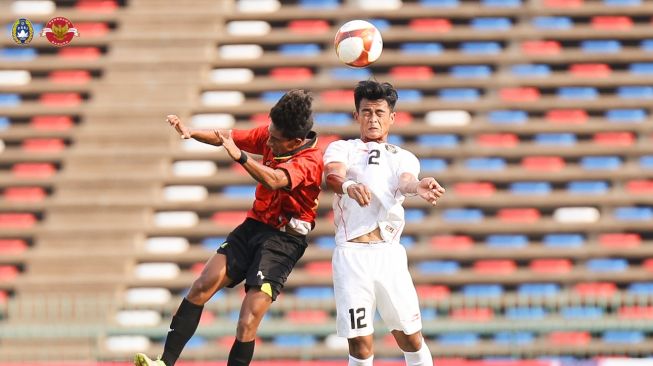 Bek sayap Timnas Indonesia U-22, Pratama Arhan (kanan) berduel dengan pemain Timor Leste dalam matchday ketiga Grup A SEA Games 2023 di Olympic Stadium, Phnom Penh, Kamboja, Minggu (7/5/2023) malam WIB. [PSSI]