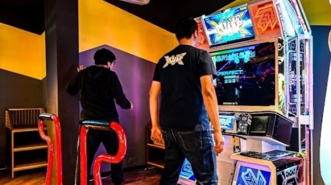 Salah satu mesin permainan yang bisa ditemukan di arena permainan keluarga adalah game dance. (Foto: Dok. Timezone)