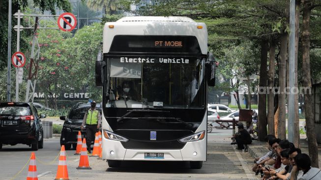 Kendaraan Bus Litrik Buatan PT Mobil Anak Bangsa di Jakarta, Selasa (9/5/2023). [Suara.com/Alfian Winanto]