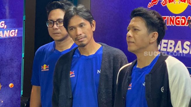 Band NOAH saat merilis lagu barunya berjudul "Bebaskan Energimu" di Pacific Place, Sudirman, Jakarta Selatan, Selasa (9/5/2023). [Tiara Rosana/Suara.com]