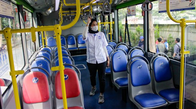 Interior di dalam Kendaraan Bus Litrik Buatan PT Mobil Anak Bangsa di Jakarta, Selasa (9/5/2023). [Suara.com/Alfian Winanto]