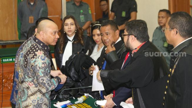 Terdakwa Teddy Minahasa menjalani sidang vonis terkait dugaan kasus memperjualbelikan barang bukti sabu sitaan seberat lima kilogram di Pengadilan Negeri Jakarta Barat, Selasa (9/5/2023). [Suara.com/Alfian Winanto]