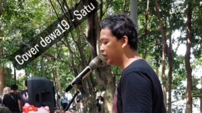 Beda dari yang Lain, Pedagang Mainan di Cimahi Ini Tarik Penggemar dengan Cover Lagu Dewa19