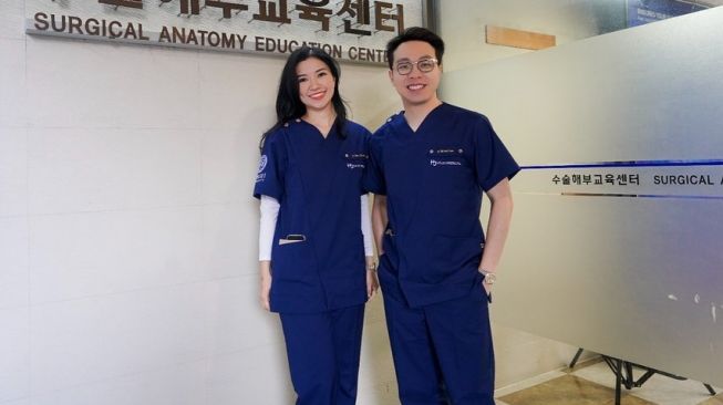 Dokter Richard Lee bersama sang istri, Dokter Rina Effendi. [Instagram]