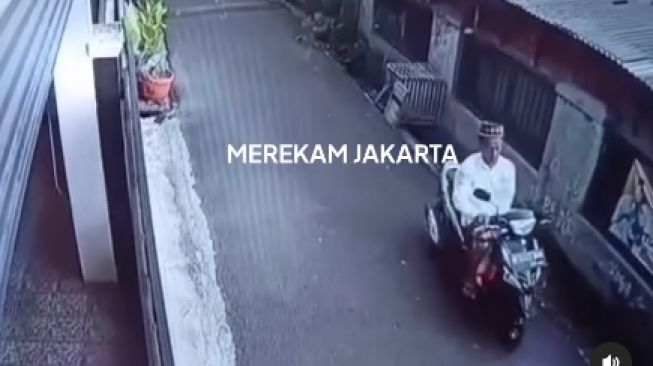 Heboh Pria Berbaju Koko Curi Bebek Milik Warga, Netizen: Malu Sama Pakaian Pak!