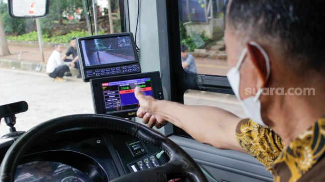 Interior di dalam Kendaraan Bus Litrik Buatan PT Mobil Anak Bangsa di Jakarta, Selasa (9/5/2023). [Suara.com/Alfian Winanto]