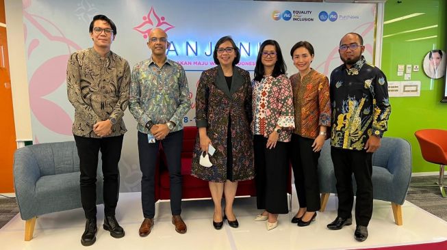 Konferensi Pers Program Pemberdayaan Perempuan "ANJANI 2023" yang diinisiasi P&G Indonesia berkolaborasi dengan WEConnect International yang dihadiri oleh Saranathan Ramaswamy (President Director P&G Indonesia), Dra. Lenny N. Rosalin, M.Sc (The Deputy for Gender Equality, Ministry of Women’s Empowerment and Child Protection (KPPPA), Angela Primartrianti Hertiningtyas (Director of Legal and Equality & Inclusion (E&I) Leader P&G Indonesia), Annisa Darojati (Director of Purchases P&G Indonesia) dan Mrinalini Venkatachalam (Regional Director for Southeast Asia dan Oceania WEConnect International), yang hadir secara online.