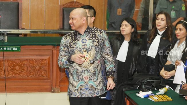 Terdakwa Teddy Minahasa menjalani sidang vonis terkait dugaan kasus memperjualbelikan barang bukti sabu sitaan seberat lima kilogram di Pengadilan Negeri Jakarta Barat, Selasa (9/5/2023). [Suara.com/Alfian Winanto]