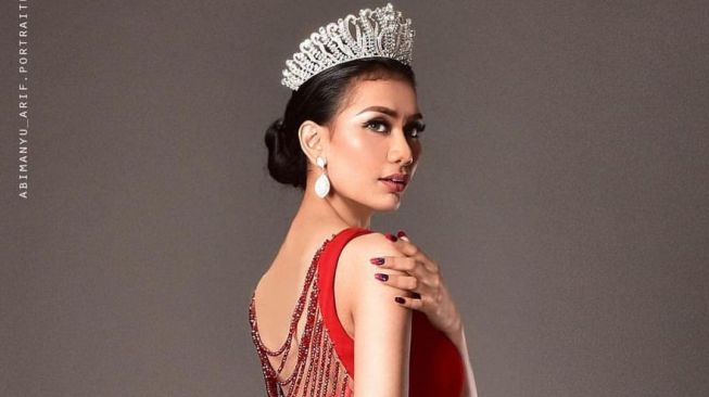 7 Potret Cantik Sinar Wulandari Palembai, Jebolan Puteri Indonesia 2018 yang Kini Bekerja untuk Maskapai Kerajaan Arab