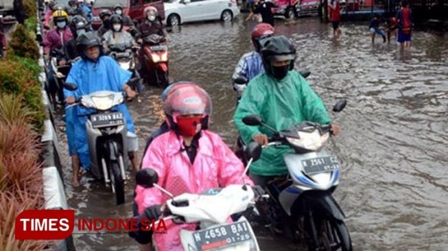 Kondisi banjir di jalanan saat hujan di Kawasan Kedawung Kota Malang. [Adhitya Hendra/TIMES Indonesia]