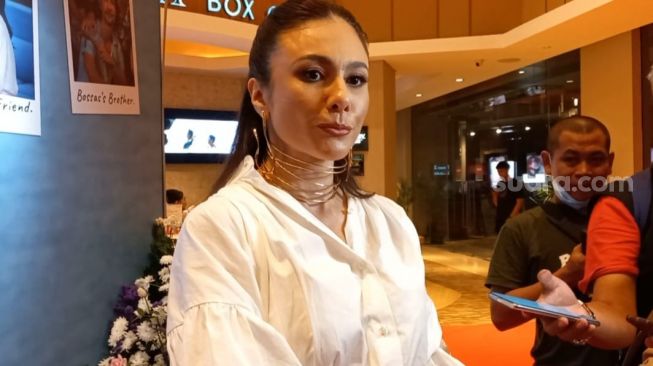 Wulan Guritno di kawasan Epicentrum, Kuningan, Jakarta Selatan, Senin (8/5/2023). [Suara.com/Tiara Rosana]