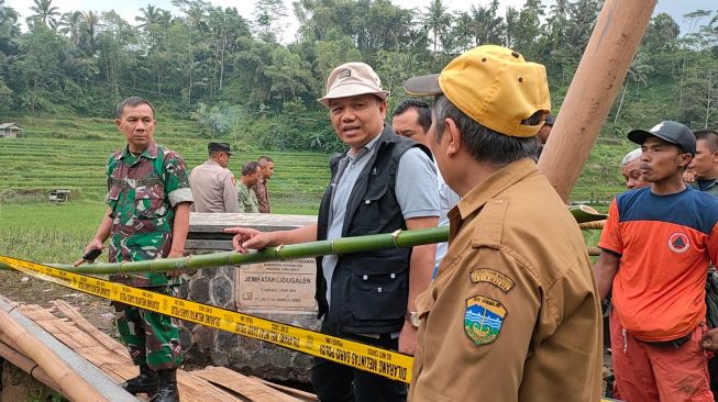 Gunakan BTT untuk Perbaiki Jalan Menuju Cidugaleun