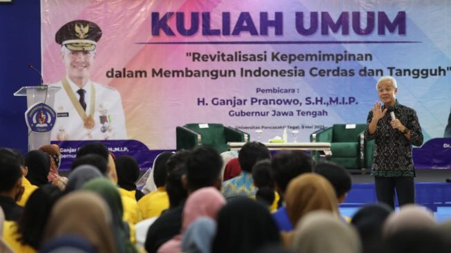 Meski Sibuk, Ganjar Pranowo Konsisten Luangkan Waktu untuk Jalankan Program Gubernur Mengajar