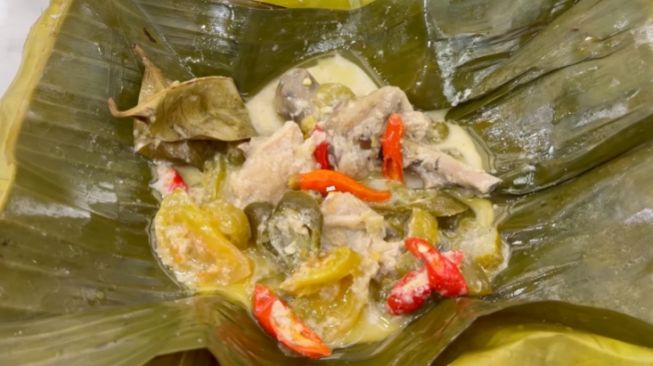 Resep Ayam Garang Asem Pakai dan Tanpa Santan, Rasanya Enak Semua!