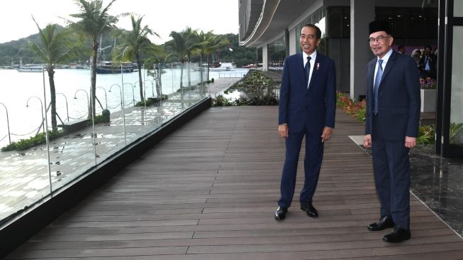 Presiden Jokowi dan Perdana Menteri (PM) Malaysia Anwar Ibrahim sebelum melakukan pertemuan bilateral di Hotel Meruorah, Labuan Bajo, Nusa Tenggara Timur (NTT), Selasa (9/5/2023). (Kris - Biro Pers Sekretariat Presiden)