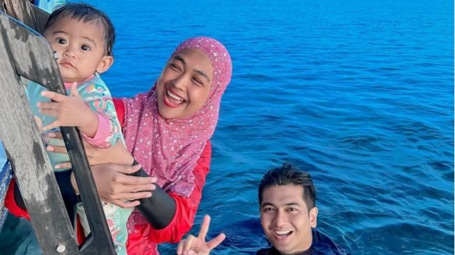 Ria Ricis Tuai Kritik Lagi, Kali Ini Gegara Baby Moana Diajak Nyebur ke Laut