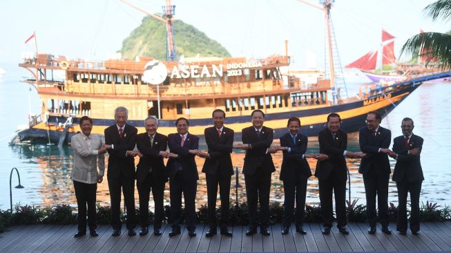 Presiden Joko Widodo (kelima kiri) berfoto bersama sejumlah kepala negara ASEAN saat pembukaan KTT ke-42 ASEAN di Labuan Bajo, NTT, Rabu (10/5/2023). KTT ke-42 ASEAN mengangkat tema ASEAN Matters: Epicentrum of Growth. [POOL/ANTARA FOTO/Akbar Nugroho Gumay].