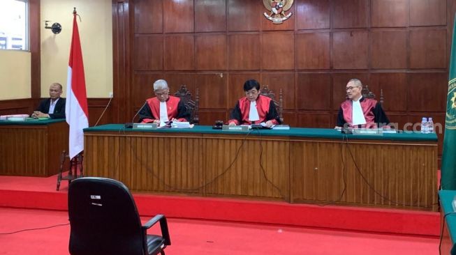 Sidang putusan banding kasus pembunuhan Brigadir Yosua dengan terdakwa Hendra Kurniawan. (Suara.com/Rakha)