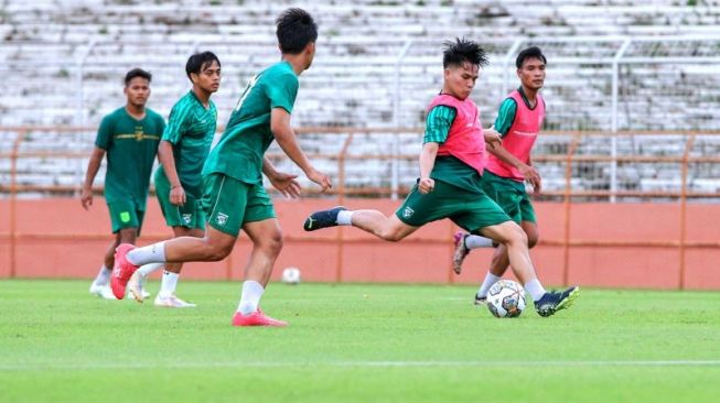 Cara Pemain Persebaya Jaga Kebugaran di Tengah Libur BRI Liga 1, Bersepeda Keliling Kota Hingga Bayar Trainer