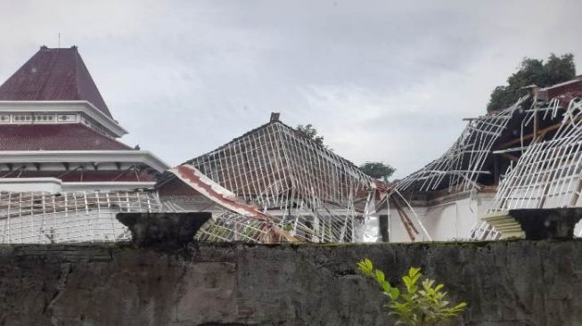 Bruuk! Baru Beberapa Bulan Direnovasi, Gedung Korpri Tuban Ambruk