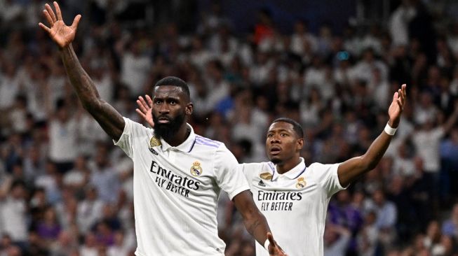 Bek Real Madrid, Antonio Rudiger (kiri). [JAVIER SORIANO / AFP]