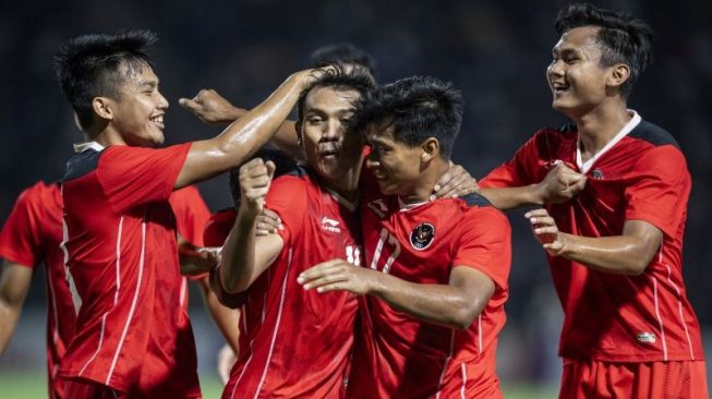 Para pemain Timnas Indonesia U-22 merayakan gol ke gawang Timnas Kamboja U-22 pada pertandingan Grup A sepak bola SEA Games 2023 di Olympic Stadium, Phnom Penh, Kamboja, Rabu (10/5/2023) malam WIB. [ANTARA FOTO/M Agung Rajasa]