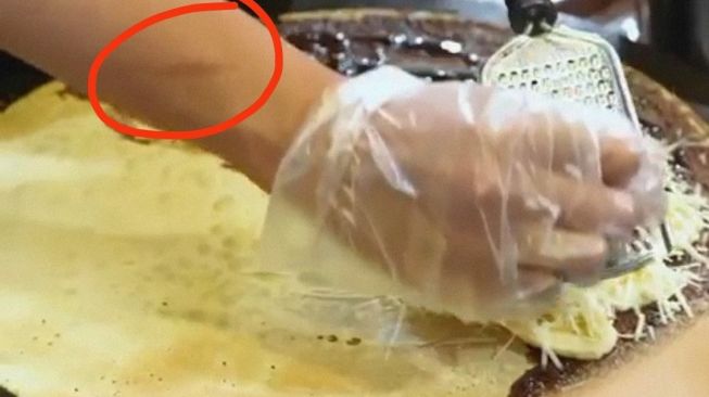 Viral Banyak Karyawan Toko Crepes Punya Luka Bakar di Tangannya, Warganet Debat Soal Risiko Kerja