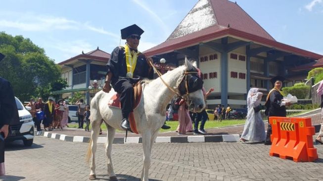 Unik, Mahasiswa UGM Berkuda Usai Upacara Wisuda