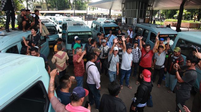 Sejumlah sopir angkot 44 (jurusan Tebet-Tanah Abang) melakukan aksi unjukrasa di Stasiun Tebet, Jakarta, Rabu (10/5/2023). [ANTARA FOTO/Reno Esnir]
