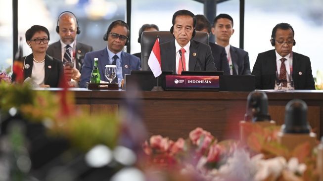 Presiden Indonesia Joko Widodo (ketiga kiri) mendengarkan paparan pada pembukaan Konferensi Tingkat Tinggi (KTT) Ke-42 ASEAN , di Labuan Bajo, Manggarai Barat, NTT, Rabu (10/5/2023).[POOL/ANTARA FOTO/Rivan Awal Lingga].