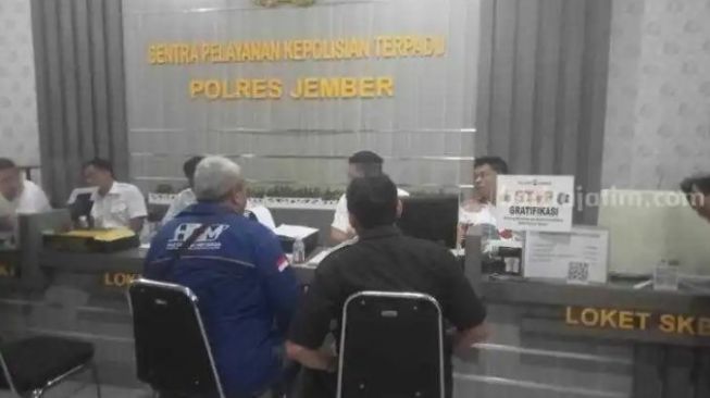 Kader Partai NasDem laporkan perusakan baliho Anies Baswedan ke Polres Jember. [Beritajatim.com]