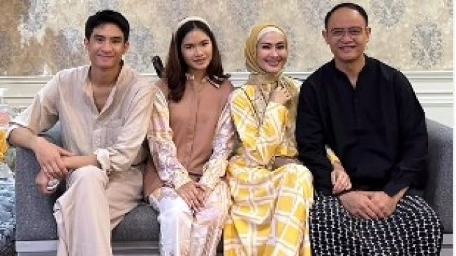 Iis Dahlia dan Satrio Dewandono besama dua anaknya: Salshadilla Juwita dan Devano Danendra. [Instagram]