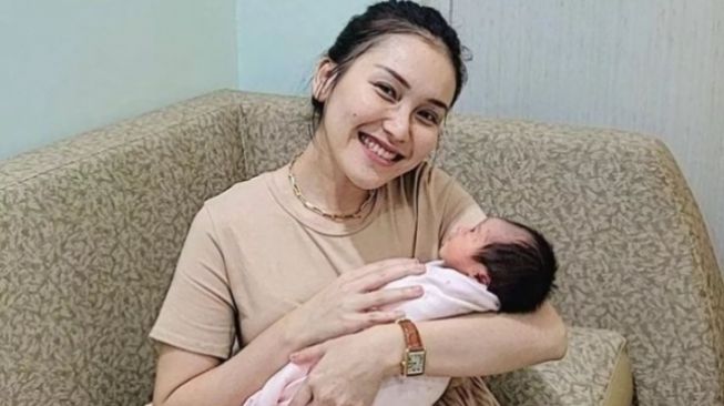 Ayu Ting Ting Unggah Foto Ultah Keponakan, Netizen: Demi Ikut-ikutan Cipung?