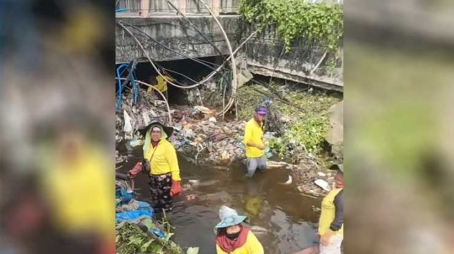Tumpukan Sampah di Bawah Jembatan Pekanbaru, Kabel Semrawut Jadi Sorotan