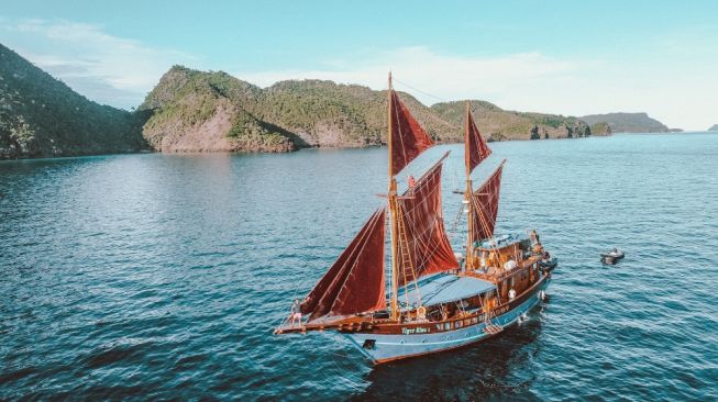 Kapal Pinisi di Labuan Bajo Patah Kemudi, Kondisi 17 Penumpang Belum Jelas