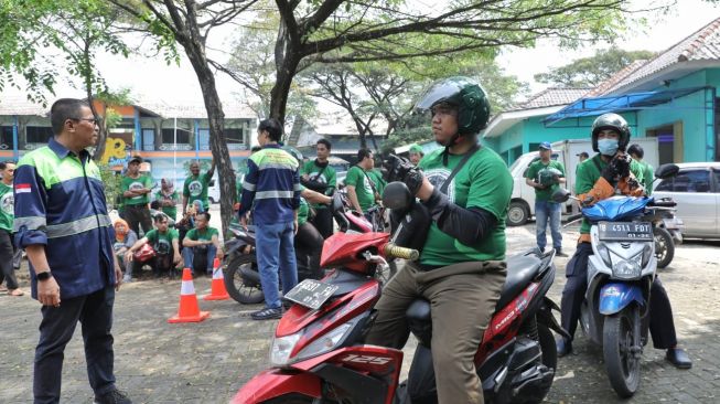 Ingatkan Keselamatan Berkendara, Relawan Ganjar Gelar Pelatihan Safety Riding Bagi Driver Ojol