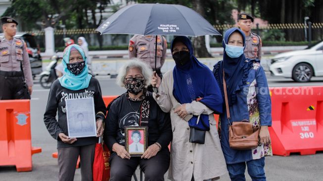 Sejumlah aktivis melakukan Aksi Kamisan ke-773 di seberang Istana Merdeka, Jakarta Pusat, Kamis (11/5/2023). [Suara.com/Alfian Winanto]