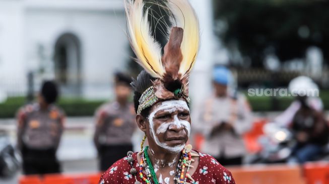 Sejumlah perwakilan masyarakat Suku Awyu Papua melakukan aksi di seberang Istana Merdeka, Jakarta Pusat, Kamis (11/5/2023). [Suara.com/Alfian Winanto]