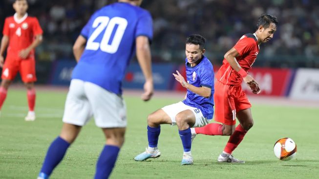 Gelandang Timnas Indonesia U-22, Beckham Putra (kanan) saat melewati pemain Kamboja dalam matchday keempat Grup A SEA Games 2023 di Olympic Stadium, Phnom Penh, Kamboja, Rabu (10/5/2023) malam WIB. [Twitter/@PSSI]