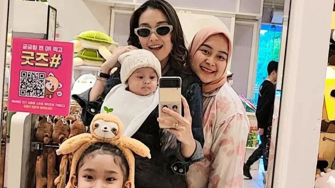 Potret Ayu Ting Ting Momong Baby Sumehra. (Instagram/ayutingting92)