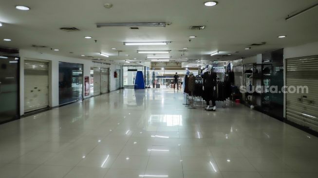 Suasana pusat perbelanjaan Pasar Baru Square yang sepi di Jakarta, Kamis (11/5/2023). [Suara.com/Alfian Winanto]