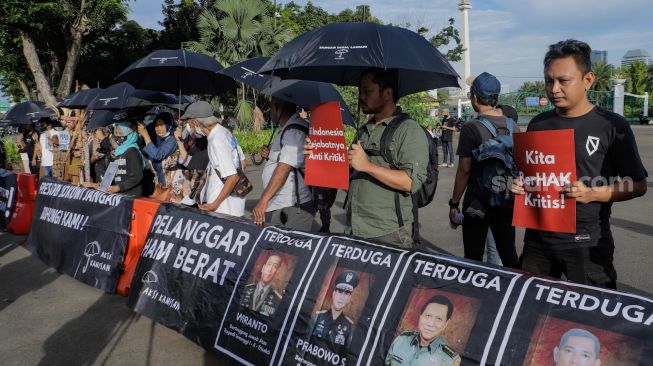 Sejumlah aktivis melakukan Aksi Kamisan ke-773 di seberang Istana Merdeka, Jakarta Pusat, Kamis (11/5/2023). [Suara.com/Alfian Winanto]