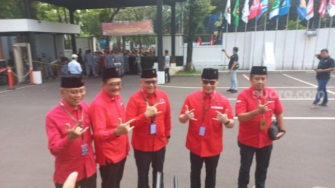 Parade Budaya hingga Naik Delman saat Daftarkan Caleg ke KPU, Hasto PDIP: Sesuai Nomor 3 Banteng Moncong Putih, Metal!