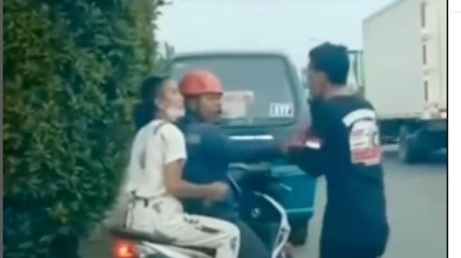 Tak Sudi Menepi, Pemotor Ngamuk hingga Tendang Relawan Patwal Ambulans