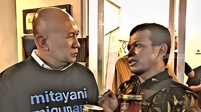 Edy Santoso mengenalkan Teh Siji kepada Menkop UKM Teten Masduki (Koleksi pribadi)