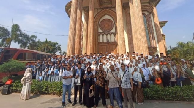 Siapa Haji Agus Suleha, Sultan Bojong Koneng yang Umrahkan Warga Kampungnya