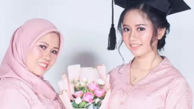 Hadiri Wisuda Anak, Penampilan Sus Rini Dibanjiri Pujian: Pangling Euy