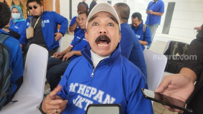 Komedian Mochtar Lutfi atau Opie Kumis menjadi salah satu dari deretan artis yang mendaftar sebagai Bakal Calon Legislatif (Bacaleg) dari PAN DKI Jakarta untuk DPRD DKI. (Suara.com/Fakhri)