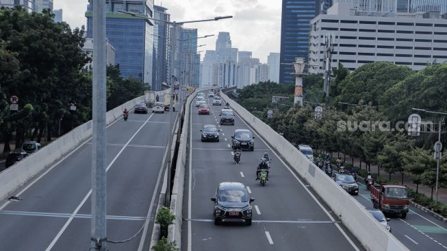 Sejumlah sepeda motor melintas di Jalan Layang Non Tol Casablanca, Jakarta, Jumat (12/5/2023). [Suara.com/Alfian Winanto]
