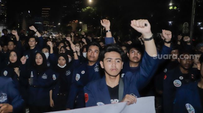 Sejumlah massa mahasiswa Universitas Trisakti menggelar aksi unjuk rasa di kawasan Patung Kuda Arjuna Wiwaha, Jakarta, Jumat (12/5/2023). [Suara.com/Alfian Winanto]